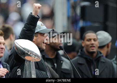 05 FÉVRIER 2013 : John Harbaugh, entraîneur-chef des corbeaux de Baltimore, fait remonter la foule avec le chant des Ravens lors du défilé de la victoire des Ravens XLVII au M&T Bank Stadium de Baltimore, Maryland. (Crédit image : © John Middlebrook/Cal Sport Media/ZUMAPRESS.com) Banque D'Images