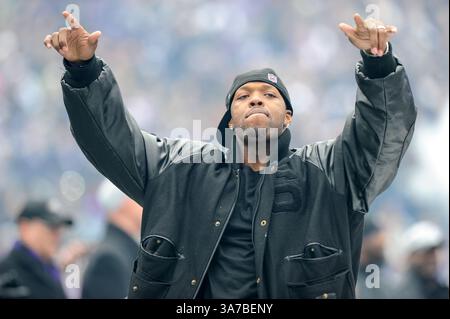 05 FÉVRIER 2013 : Ravens LB Terrell Suggs apprécie la foule énorme pendant le défilé du Super Bowl XLVII des Ravens de Baltimore au M&T Bank Stadium de Baltimore, MD. (Crédit image : © John Middlebrook/Cal Sport Media/ZUMAPRESS.com) Banque D'Images