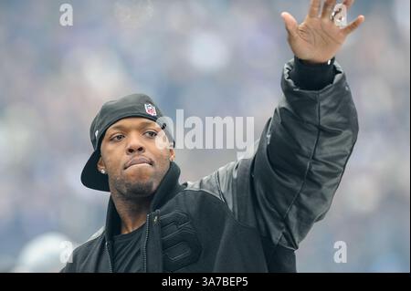 05 FÉVRIER 2013 : Ravens LB Terrell Suggs apprécie la foule énorme pendant le défilé du Super Bowl XLVII des Ravens de Baltimore au M&T Bank Stadium de Baltimore, MD. (Crédit image : © John Middlebrook/Cal Sport Media/ZUMAPRESS.com) Banque D'Images