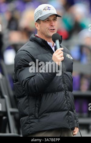 05 FÉVRIER 2013 : John Harbaugh, entraîneur-chef des Baltimore Ravens, monte sur scène lors du défilé de la victoire des Baltimore Ravens Super Bowl XLVII au M&T Bank Stadium de Baltimore, Maryland. (Crédit image : © John Middlebrook/Cal Sport Media/ZUMAPRESS.com) Banque D'Images