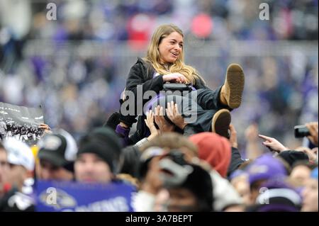 05 FÉVRIER 2013 : Une foule de fans des Ravens surfe pendant le défilé du Super Bowl XLVII des Ravens de Baltimore au M&T Bank Stadium de Baltimore, Maryland. (Crédit image : © John Middlebrook/Cal Sport Media/ZUMAPRESS.com) Banque D'Images