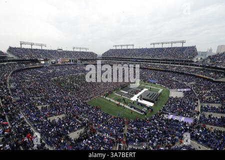 05 FÉVRIER 2013 : la foule en surcapacité a envahi le stade des Ravens pendant le défilé du Super Bowl XLVII des Ravens de Baltimore au M&T Bank Stadium de Baltimore, Maryland. (Crédit image : © John Middlebrook/Cal Sport Media/ZUMAPRESS.com) Banque D'Images