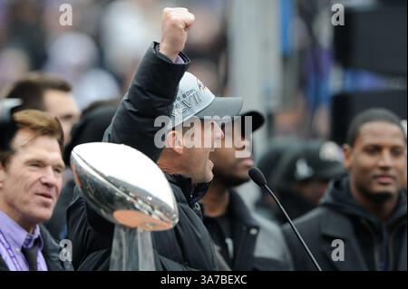 05 FÉVRIER 2013 : John Harbaugh, entraîneur-chef des corbeaux de Baltimore, fait remonter la foule avec le chant des Ravens lors du défilé de la victoire des Ravens XLVII au M&T Bank Stadium de Baltimore, Maryland. (Crédit image : © John Middlebrook/Cal Sport Media/ZUMAPRESS.com) Banque D'Images