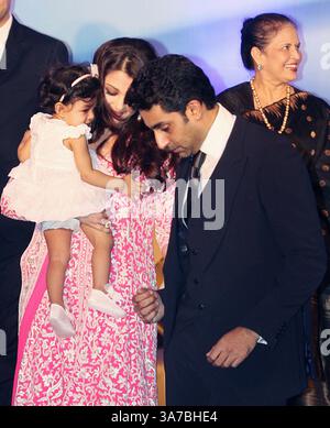 MUMBAI, INDE - 1er NOVEMBRE : L'actrice de Bollywood Aishwarya Rai Bachchan avec sa fille Aaradhya Bachchan et son mari Abhishek Bachchan lors d'une réception où elle a reçu le prix civil français, l'officier Dan ordre Arts et des lettres à Mumbai jeudi. (Photo de Yogen Shah/India Today Group) *** légende locale *** Aishwarya Rai Bachchan ;Aaradhya Bachchan ;Abhishek Bachchan (crédit image : © India Today/ZUMAPRESS.com) Banque D'Images
