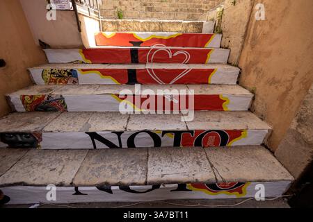 NOTO, ITALIE, 22 JUIN 2023 - escaliers décorés à Noto, province de Syracuse, Sicile, Italie Banque D'Images