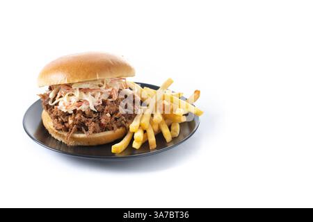 Sandwich au porc effiloché avec salade de coleslaw et frites isolées sur fond blanc Banque D'Images