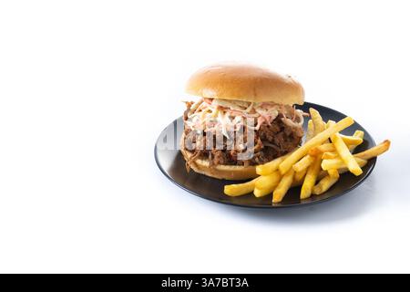 Sandwich au porc effiloché avec salade de coleslaw et frites isolées sur fond blanc Banque D'Images