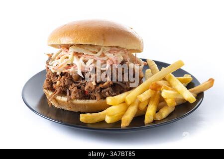 Sandwich au porc effiloché avec salade de coleslaw et frites isolées sur fond blanc Banque D'Images