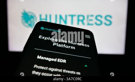 Dans cette illustration photo, un smartphone avec le site Web de la société américaine de cybersécurité Huntress Labs Inc est vu à l'écran devant le logo de l'entreprise. (Photo timon Schneider / SOPA images/SIPA USA) *** strictement à des fins éditoriales *** Banque D'Images
