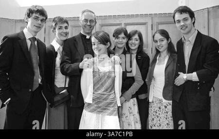 8 novembre 2012 - Liverpool, Merseyside, Royaume-Uni de Grande-Bretagne et Irlande du Nord - pic Shows.. L'évêque de Durham Justin Welby, ancien doyen de Liverpool, est appelé à devenir le prochain archevêque de Canterbury. Justin Welby a été doyen entre 2007 et 2011 et on pense que le jeune homme de 56 ans sera nommé vendredi pour remplacer Rowan Williams, qui démissionne en décembre après 10 ans à ce poste. Sur la photo, Justin avec sa femme, Caroline Eaton et leurs enfants, (G-d) Peter, Hannah, Eleanor, Katherine, Rachael et Tim. Voir copie (crédit image : © Mercury Press/ZUMAPRESS.com Banque D'Images