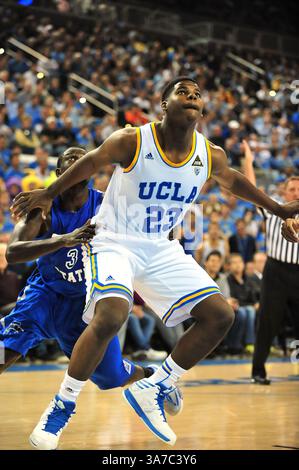 9 novembre 2012 Los Angeles, CA. L'attaquant/centre des Bruins de l'UCLA Tony Parker (23) bloque l'attaquant des sycomores de l'Indiana State Manny Arop (3) pendant le match de basket-ball universitaire entre les sycomores de l'Indiana State et les Bruins de l'UCLA au Pauley Pavilion à Los Angeles, Californie..Louis Lopez/CSM(Credit image : © Louis Lopez/Cal Sport Media/ZUMAPRESS.com) Banque D'Images