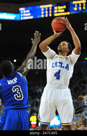 9 novembre 2012 Los Angeles, CA. Norman Powell (4), garde des Bruins de l'UCLA, tire sur l'attaquant Manny Arop (3) en deuxième période lors du match de basket-ball universitaire entre les Sycomores de l'Indiana State et les Bruins de l'UCLA au Pauley Pavilion à Los Angeles, Californie..les Bruins de l'UCLA battent les sycomores de l'Indiana State 86-59.Louis Lopez/CSM(Credit image : © Louis Lopez/Cal Sport Media/ZUMAPRESS.com) Banque D'Images