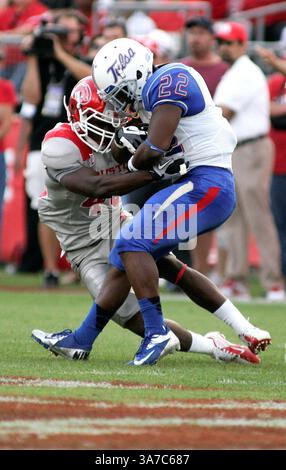 10 novembre 2012 - Houston, Texas, États-Unis d'Amérique - 10 nov 2012 : Tulsa Running Back Trey Watts #22 est combattu au sol par Derrick Mathews #49, linebacker de l'Université de Houston, lors du match de football NCAA entre Houston et Tulsa depuis Robertson Stadium à Houston, TX. (Crédit image : © Erik Williams/Cal Sport Media/ZUMAPRESS.com) Banque D'Images
