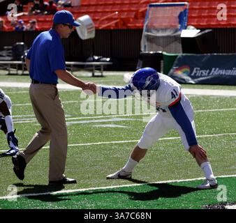 10 novembre 2012 - Honolulu, HI, États-Unis d'Amérique - 10 novembre 2012 : Chris Petersen, entraîneur-chef des Boise State Broncos, accueille Dan Goodale, kicker #41 des Boise State Broncos, avant un match entre les Warriors d'Hawaï et les Boise State Broncos au stade Aloha à Honolulu, HI. (Crédit image : © Michael Sullivan/Cal Sport Media/ZUMAPRESS.com) Banque D'Images