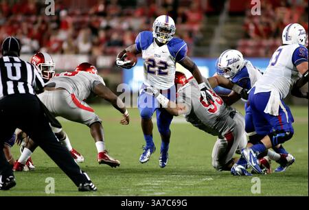 10 novembre 2012 - Houston, Texas, États-Unis d'Amérique - 10 nov 2012 : Tulsa Running Back Trey Watts #22 partage les tacles sur un match de course pendant le match de football de la NCAA entre Houston et Tulsa du Robertson Stadium à Houston, TX. (Crédit image : © Erik Williams/Cal Sport Media/ZUMAPRESS.com) Banque D'Images