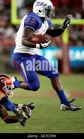 10 novembre 2012 - Houston, Texas, États-Unis d'Amérique - 10 nov 2012 : Tulsa Running back Trey Watts #22 saute pour éviter un défenseur de Houston sur un match de course pendant le match de football de la NCAA entre Houston et Tulsa du Robertson Stadium à Houston, TX. (Crédit image : © Erik Williams/Cal Sport Media/ZUMAPRESS.com) Banque D'Images