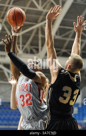 11 novembre 2012 - Charleston, Caroline du Sud, États-Unis - L'attaquant des nuits noires de l'armée LARRY TOOMEY (33) défendant l'attaquant des Keydets DU VMI PHILLIP ANGLADE (32) pendant le jeu de consolation du All Military Classic entre l'armée et le VMI au McAlister Field House situé sur le campus de la Citadelle. (Crédit image : © Shane Roper/ZUMAPRESS.com) Banque D'Images