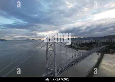 Vue aérienne du Ponte Hercilio Luz à Florianopolis, Santa Catarina, Brésil. Pendant la matinée Banque D'Images