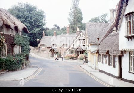 Une charmante vue des années 1960 sur le Crab Inn et les chalets de chaume environnants à Shanklin, île de Wight. Banque D'Images