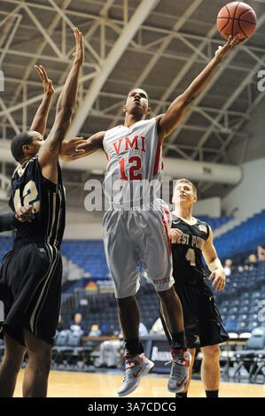 11 novembre 2012 - Charleston, Caroline du Sud, États-Unis - le garde des Keydets VMI GAVIN STEPHENSON (12 ans) fait un layup contre l'attaquant JORDAN SPRINGER (42 ans) lors du All Military Classic entre Army vs VMI à McAlister Field House. (Crédit image : © Shane Roper/ZUMAPRESS.com) Banque D'Images