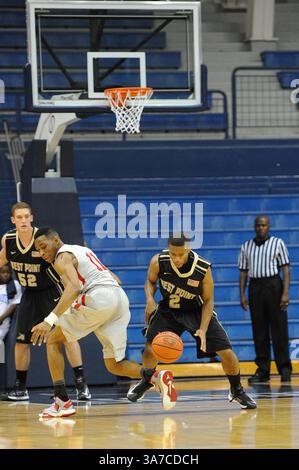 11 novembre 2012 - Charleston, Caroline du Sud, États-Unis - Army Black Nights Guard MO WILLIAMS (2) vole le ballon de Army Black Nights Guard DYLAN COX (11) lors du jeu de consolation du All Military Classic entre Army vs VMI au McAlister Field House situé sur le campus de la Citadelle. (Crédit image : © Shane Roper/ZUMAPRESS.com) Banque D'Images