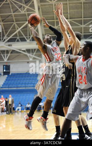 11 novembre 2012 - Charleston, Caroline du Sud, États-Unis - L'attaquant des Keydets DE VMI PHILLIP ANGLADE (32) tente de tirer sur l'attaquant des nuits noires de l'Armée LARRY TOOMEY (33) pendant le jeu de consolation du All Military Classic entre l'Armée vs VMI au McAlister Field House situé sur le campus de la Citadelle. (Crédit image : © Shane Roper/ZUMAPRESS.com) Banque D'Images
