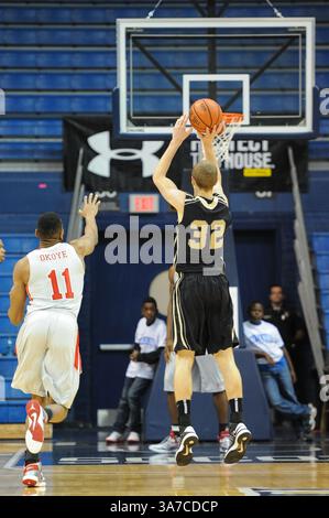 11 novembre 2012 - Charleston, Caroline du Sud, États-Unis - L'attaquant des nuits noires de l'armée TANNER PLOMB (32) prend un coup ouvert pendant le jeu de consolation du All Military Classic entre l'armée vs VMI au McAlister Field House situé sur le campus de la Citadelle. (Crédit image : © Shane Roper/ZUMAPRESS.com) Banque D'Images