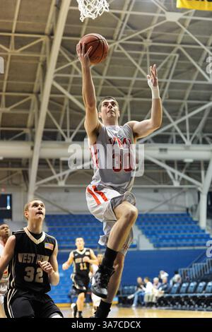11 novembre 2012 - Charleston, Caroline du Sud, États-Unis - NICK GORE (30 ans), attaquant Keydets de VMI, se lève pour un lay up lors du jeu de consolation du All Military Classic entre Army vs VMI à McAlister Field House situé sur le campus de la Citadelle. (Crédit image : © Shane Roper/ZUMAPRESS.com) Banque D'Images