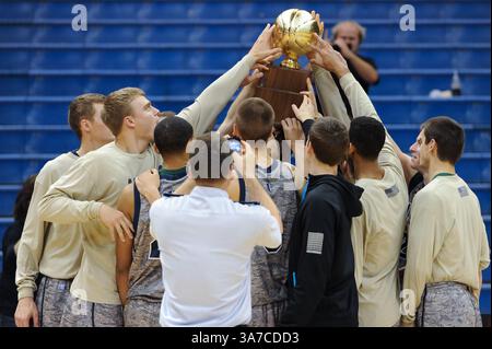 11 novembre 2012 - Charleston, Caroline du Sud, États-Unis - L'équipe de basket-ball de l'Air Force reçoit le trophée de championnat après la victoire contre la Citadelle dans le All Military Classic au McAlister Field House situé sur le campus de la Citadelle. (Crédit image : © Shane Roper/ZUMAPRESS.com) Banque D'Images