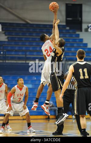 11 novembre 2012 - Charleston, Caroline du Sud, États-Unis - VMI Keydets attaquant D.J. COVINGTON (24) contrôle la pointe pendant le jeu de consolation du All Military Classic entre Army vs VMI au McAlister Field House situé sur le campus de la Citadelle. (Crédit image : © Shane Roper/ZUMAPRESS.com) Banque D'Images