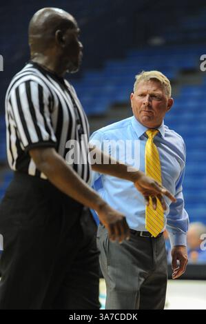 11 novembre 2012 - Charleston, Caroline du Sud, États-Unis - VMI Keydets entraîneur-chef DUGGAR BAUCOM insatisfait d'un appel lors de la première moitié du jeu de consolation du All Military Classic entre Army vs VMI au McAlister Field House situé sur le campus de la Citadelle. (Crédit image : © Shane Roper/ZUMAPRESS.com) Banque D'Images