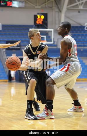 11 novembre 2012 - Charleston, Caroline du Sud, États-Unis - L'attaquant des nuits noires de l'armée LARRY TOOMEY (33) passe contre le garde des Keydets TIM MARSHALL (35) lors du match de consolation du All Military Classic entre l'armée et le VMI au McAlister Field House situé sur le campus de la Citadelle. (Crédit image : © Shane Roper/ZUMAPRESS.com) Banque D'Images
