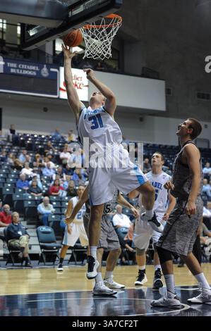 11 novembre 2012 - Charleston, Caroline du Sud, États-Unis - Citadel Bulldog Center MIKE GROSELLE (31) monte pour un panier facile. Air Force bat la Citadelle 77-70 pour remporter le match de championnat du All Military Classic Tournament au McAlister Field House situé sur le campus de la Citadelle. (Crédit image : © Shane Roper/ZUMAPRESS.com) Banque D'Images