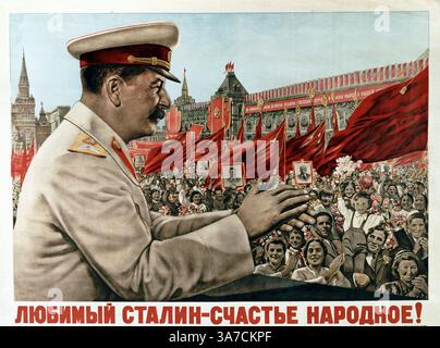 Affiche de propagande soviétique représentant Staline devant une foule à Moscou. Les manifestants brandissent des photos de Staline et de Lénine. 1949. Banque D'Images