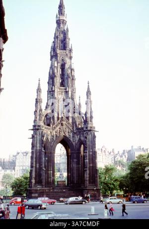 Le Scott Monument à Édimbourg, photographié dans les années 1970, domine les jardins de Princes Street dans une grandeur néo-gothique. Banque D'Images