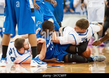 5 janvier 2013 - Omaha, Nebraska, U. S - L'attaquant de Creighton Ethan Wragge (34), l'attaquant de l'Indiana State Manny Arop (3) et le garde de Creighton Grant Gibbs (10) se battent pour un ballon lâche. Creighton a battu Indiana State79-66 dans un match joué au CenturyLink Center à Omaha, Nebraska. (Crédit image : © Steven Branscombe/ZUMApress.com) Banque D'Images