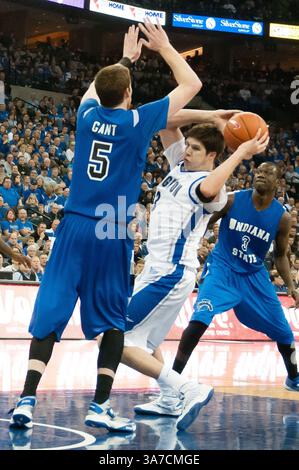 5 janvier 2013 - Omaha, Nebraska, U. S - L'attaquant de Creighton Doug McDermott (3) tente de manœuvrer autour du centre de l'État de l'Indiana Justin gant (5) alors que l'attaquant de l'État de l'Indiana Manny Arop (3) regarde. Creighton a battu Indiana State 79-66 dans un match joué au CenturyLink Center à Omaha, Nebraska. (Crédit image : © Steven Branscombe/ZUMApress.com) Banque D'Images