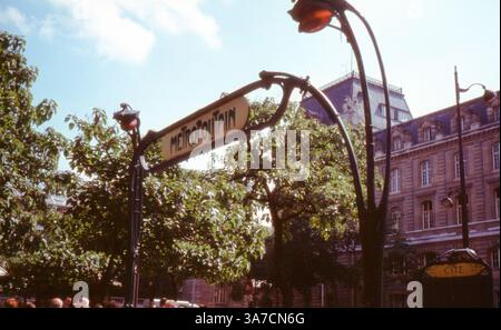 Cette photographie des années 1970 capture l’emblématique entrée Art Nouveau de la station de métro Paris « Cité » sur l’Île de la Cité. Banque D'Images