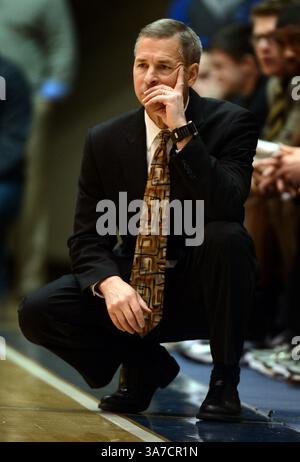 5 janvier 2013 - Durham, Caroline du Nord, États-Unis - Jeff Bzdelik, entraîneur-chef de Wake Forest, regarde le match hors de portée pendant la deuxième mi-temps contre Duke au Cameron Indoor Stadium à Durham, Caroline du Nord, samedi 5 janvier 2013. Duke bat Wake Forest, 80-62. (Crédit image : © Chuck Liddy/MCT/ZUMAPRESS.com) Banque D'Images