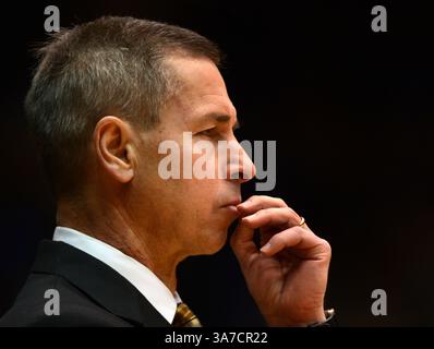 5 janvier 2013 - Durham, NC, USA - Jeff Bzdelik, entraîneur-chef de Wake Forest, regarde son équipe pendant la première mi-temps contre Duke au Cameron Indoor Stadium à Durham, Caroline du Nord, samedi 5 janvier 2013. Duke bat Wake Forest, 80-62. (Crédit image : © Chuck Liddy/MCT/ZUMAPRESS.com) Banque D'Images