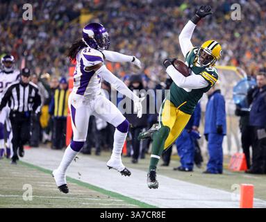5 janvier 2013 - Green Bay, WI, États-Unis - Greg Jennings, à droite, receveur des Packers de Green Bay, est poussé hors limites par Mistral Raymond, sécurité des Vikings du Minnesota, après une passe de 32 yards dans la première moitié d'un match de séries éliminatoires de la NFC au lambeau Field à Green Bay, Wisconsin, le samedi 5 janvier 2013. (Crédit image : © Jerry Holt/MCT/ZUMAPRESS.com) Banque D'Images