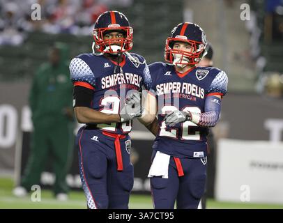 4 janvier 2013 - Carson, CA, États-Unis d'Amérique - 4 janvier 2013 Carson, CA..East Coast Blue team, et Rutgers Scarlet Knights verbal commit Cornerback (28) Nadir Barnwell, et North Carolina Tar Heels commit wide receiver (22) Ryan Switzer en action lors du 2e match annuel de Semper Fidelis All-American Bowl Football entre l'équipe bleue de la côte est et l'équipe blanche de la côte ouest, au Home Depot Center de Carson, Californie. L'équipe bleue de la côte est a gagné 17-14. (Crédit obligatoire : Juan Lainez / MarinMedia / Cal Sport Media)(crédit image : © Juan Lainez / Marinmedia / C Banque D'Images