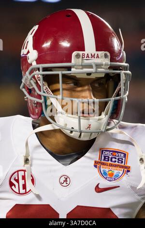 7 janvier 2013 : le dos défensif de l'Alabama Crimson Tide Dee Milliner (28) regarde pendant les échauffements avant le Discover BCS National Championship entre l'Alabama Crimson Tide et le notre Dame Fighting Irish au Sun Life Stadium de Miami Gardens, en Floride. (Crédit image : © Chris Szagola/Cal Sport Media/ZUMAPRESS.com) Banque D'Images