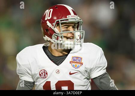 7 janvier 2013 : le quarterback AJ McCarron (10 ans) de l'Alabama Crimson Tide s'occupe du point supplémentaire sur le deuxième touchdown de l'Alabama Crimson Tide lors du Discover BCS National Championship entre l'Alabama Crimson Tide et notre Dame Fighting Irish au Sun Life Stadium de Miami Gardens, en Floride. (Crédit image : © Chris Szagola/Cal Sport Media/ZUMAPRESS.com) Banque D'Images