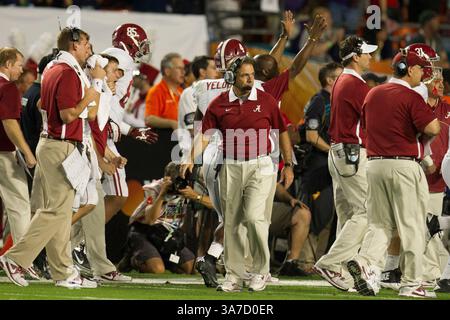 7 janvier 2013 : L'entraîneur-chef de l'Alabama Crimson Tide Nick Saban regarde l'Alabama Crimson Tide célébrer son quatrième touchdown lors du Discover BCS National Championship entre l'Alabama Crimson Tide et l'équipe notre Dame Fighting Irish au Sun Life Stadium de Miami Gardens, en Floride. (Crédit image : © Chris Szagola/Cal Sport Media/ZUMAPRESS.com) Banque D'Images