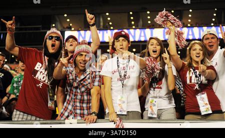 7 janvier 2013 - Miami Gardens, FL, États-Unis - les fans de l'Alabama célèbrent l'avance de mi-temps 28-0 de Crimson Tide sur notre Dame lors du match du Championnat national BCS au Sun Life Stadium de Miami Gardens, Floride, le lundi 7 janvier 2013. (Crédit image : © Jim Rassol/MCT/ZUMAPRESS.com) Banque D'Images