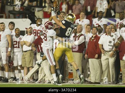 7 janvier 2013 - Miami Gardens, Floride, États-Unis d'Amérique - 7 janvier 2013 : notre Dame Tight End Tyler Eifert (80) monte pour le ballon alors que Dee Milliner (28) défend le dos défensif de l'Alabama lors du Discover BCS National Championship entre l'Alabama Crimson Tide et notre Dame Fighting Irish au Sun Life Stadium de Miami Gardens, en Floride. L'Alabama a battu notre Dame 42-14.(image crédit : © John Mersits/Cal Sport Media/ZUMAPRESS.com) Banque D'Images