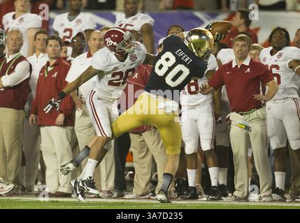 7 janvier 2013 - Miami Gardens, Floride, États-Unis d'Amérique - 7 janvier 2013 : notre Dame Tight End Tyler Eifert (80) tente d'attraper le ballon alors que Dee Milliner (28) défend le dos défensif de l'Alabama lors du Discover BCS National Championship entre l'Alabama Crimson Tide et notre Dame Fighting Irish au Sun Life Stadium de Miami Gardens, Floride. L'Alabama a battu notre Dame 42-14.(image crédit : © John Mersits/Cal Sport Media/ZUMAPRESS.com) Banque D'Images