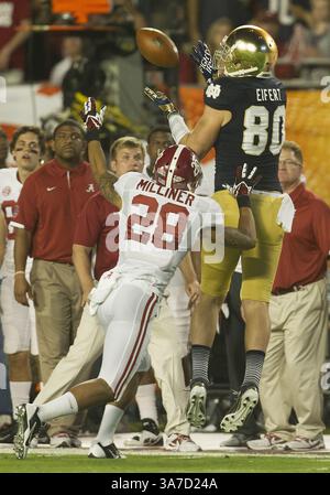 7 janvier 2013 - Miami Gardens, Floride, États-Unis d'Amérique - 7 janvier 2013 : notre Dame Tight End Tyler Eifert (80) monte pour le ballon alors que Dee Milliner (28) défend le dos défensif de l'Alabama lors du Discover BCS National Championship entre l'Alabama Crimson Tide et notre Dame Fighting Irish au Sun Life Stadium de Miami Gardens, en Floride. L'Alabama a battu notre Dame 42-14.(image crédit : © John Mersits/Cal Sport Media/ZUMAPRESS.com) Banque D'Images