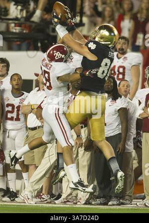 7 janvier 2013 - Miami Gardens, Floride, États-Unis d'Amérique - 7 janvier 2013 : notre Dame Tight End Tyler Eifert (80) monte pour le ballon alors que Dee Milliner (28) défend le dos défensif de l'Alabama lors du Discover BCS National Championship entre l'Alabama Crimson Tide et notre Dame Fighting Irish au Sun Life Stadium de Miami Gardens, en Floride. L'Alabama a battu notre Dame 42-14.(image crédit : © John Mersits/Cal Sport Media/ZUMAPRESS.com) Banque D'Images